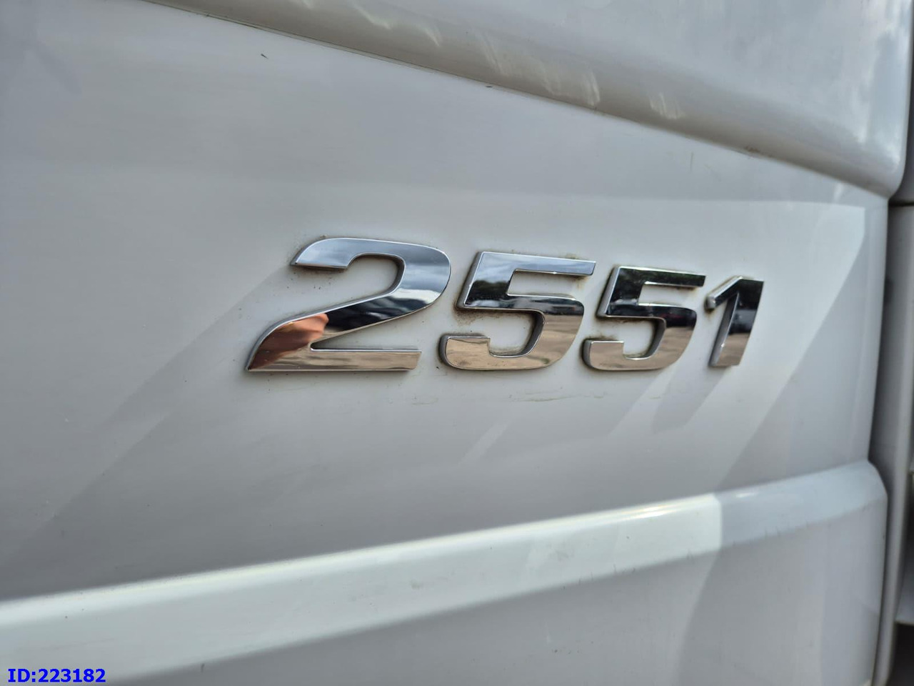 Abrollkipper MERCEDES-BENZ Actros 2551 8x2 V8 Retarder