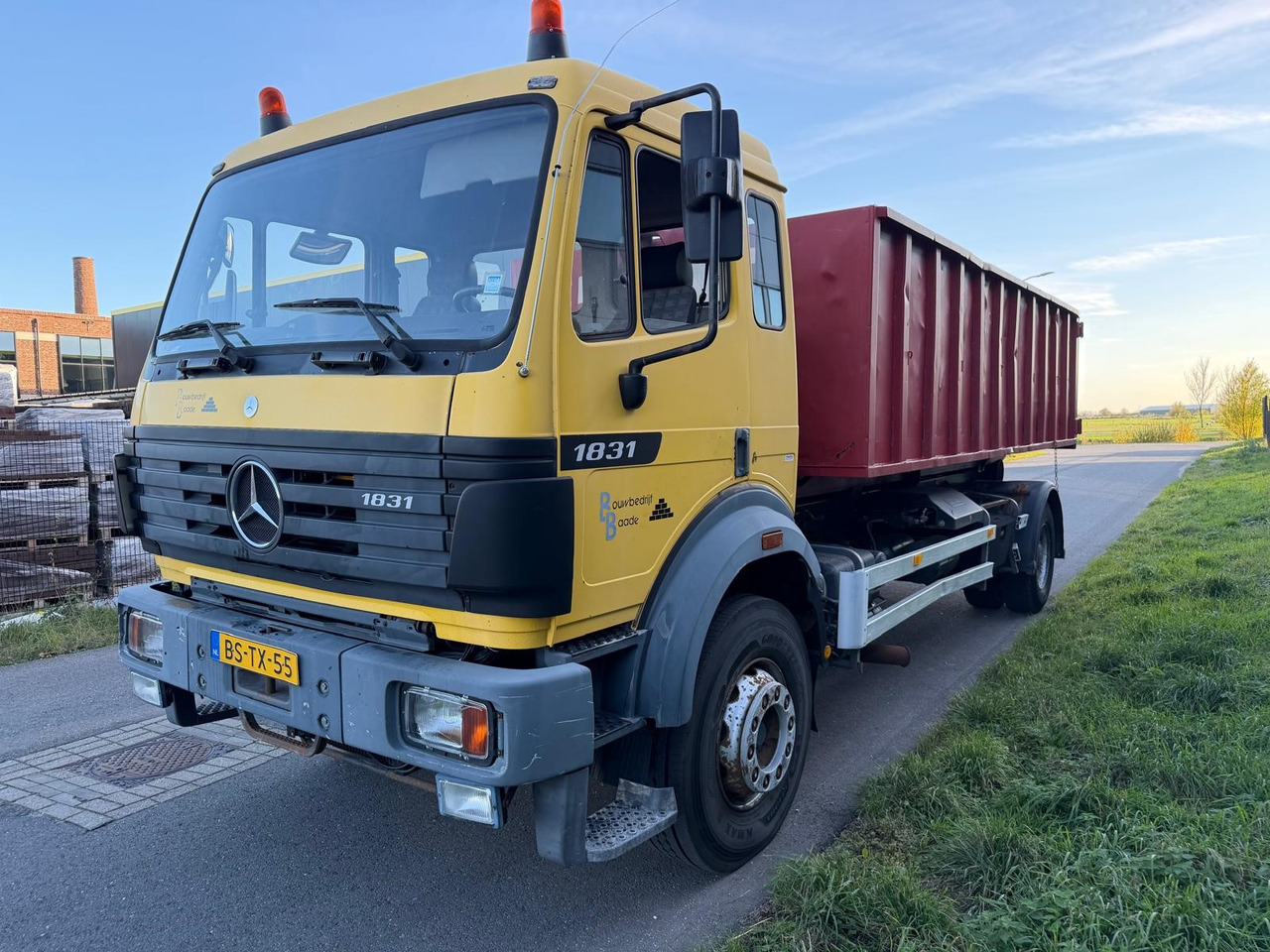 Abrollkipper MERCEDES-BENZ SK 1831