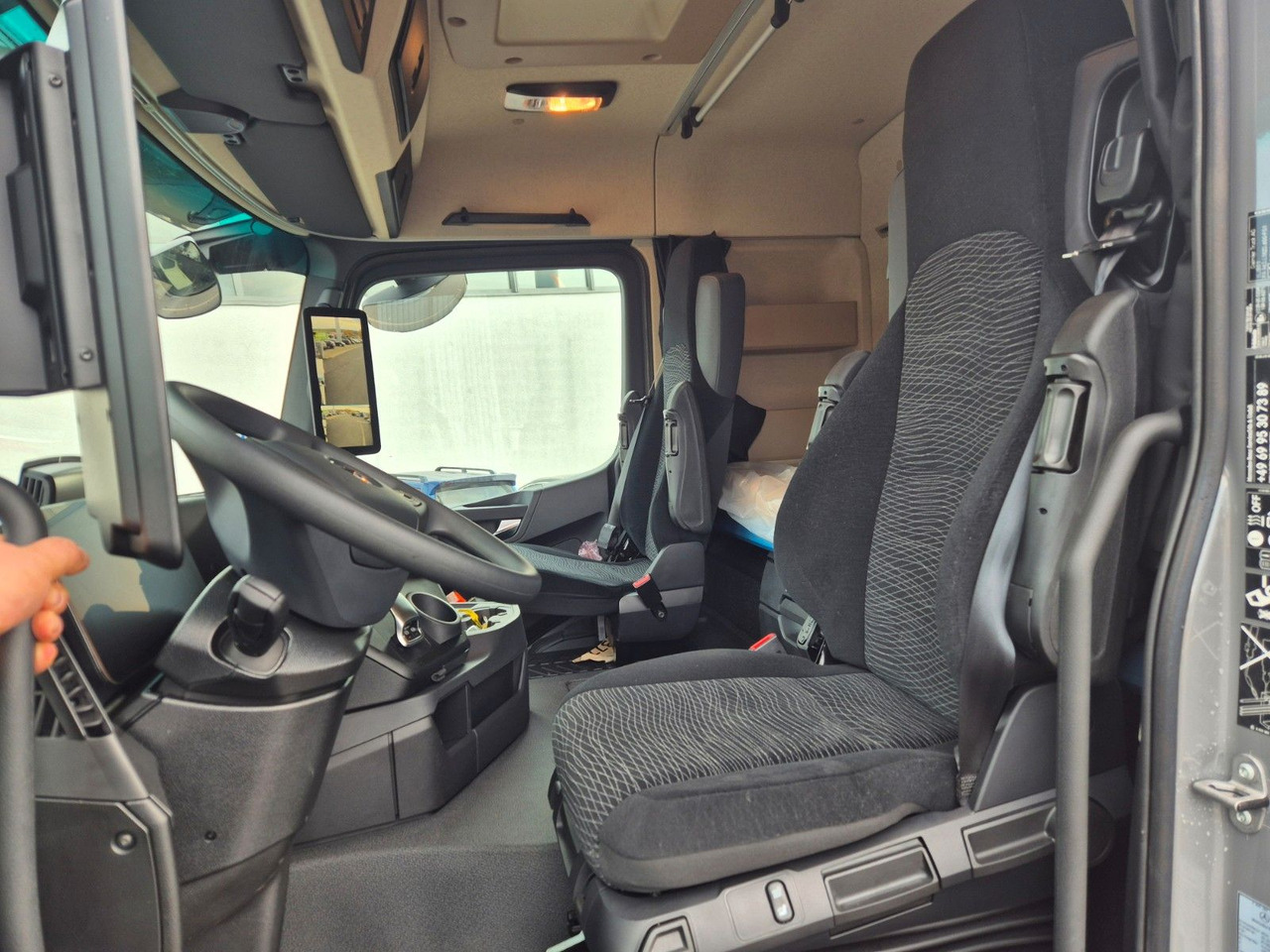 Abrollkipper Mercedes-Benz Arocs 2551 L 6x2/4-4 HAD HIAB ULT21S56 AHK