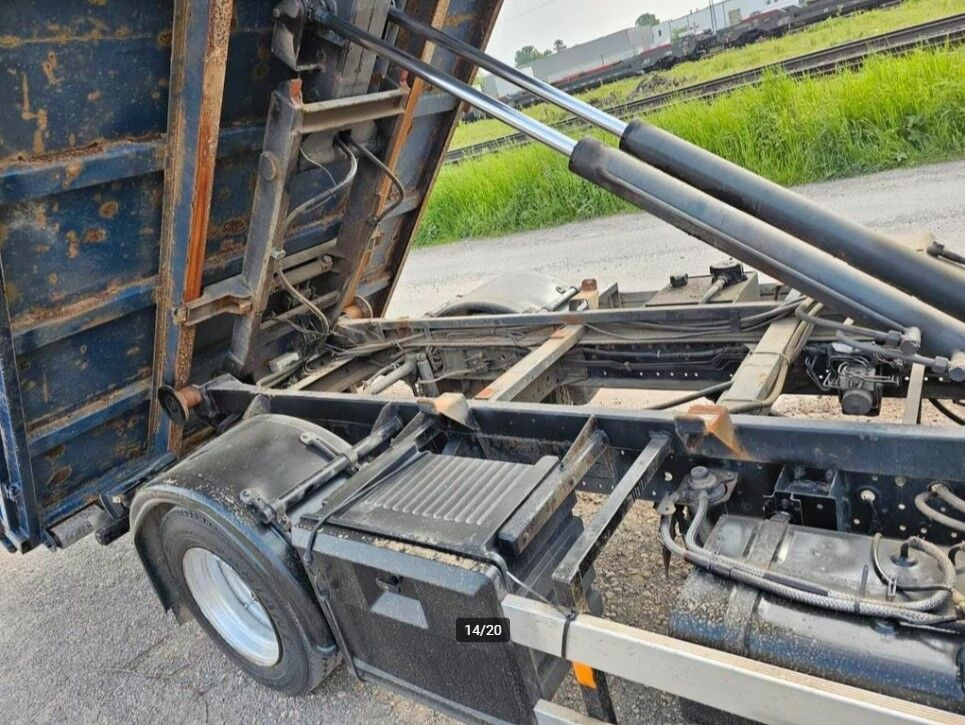 Abrollkipper Mitsubishi Canter Hook lift truck