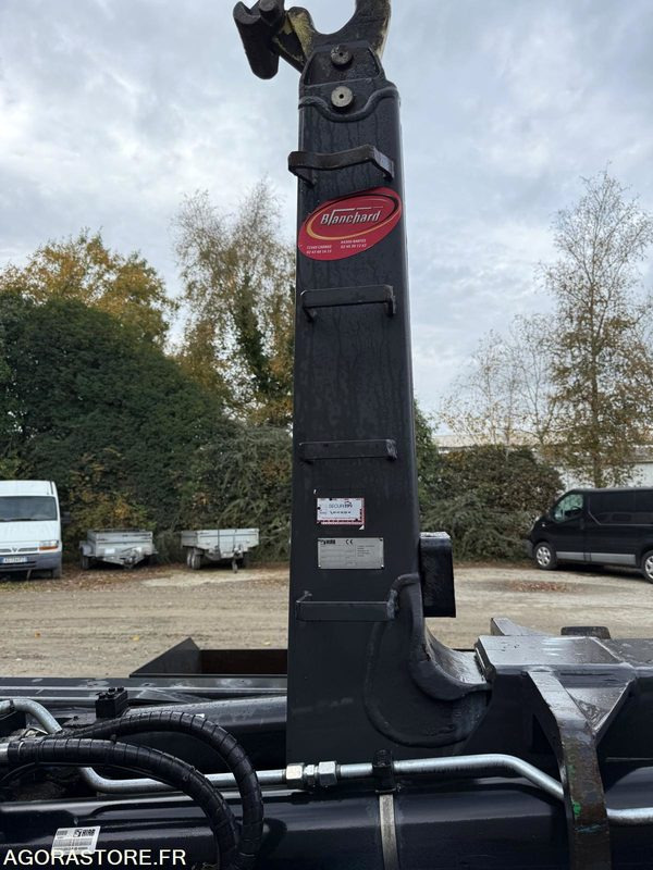 Abrollkipper Renault porteur C460 Ampliroll Grue 6x2 remorquant