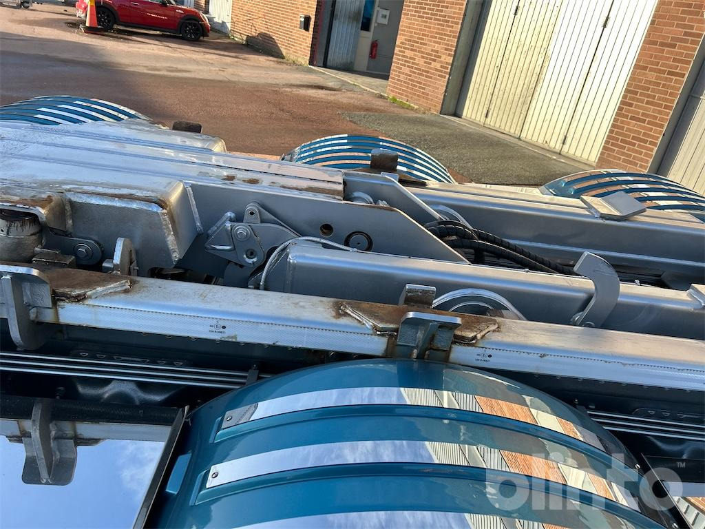 Abrollkipper SCANIA R560LB 8X4 med HIAB 24T krok