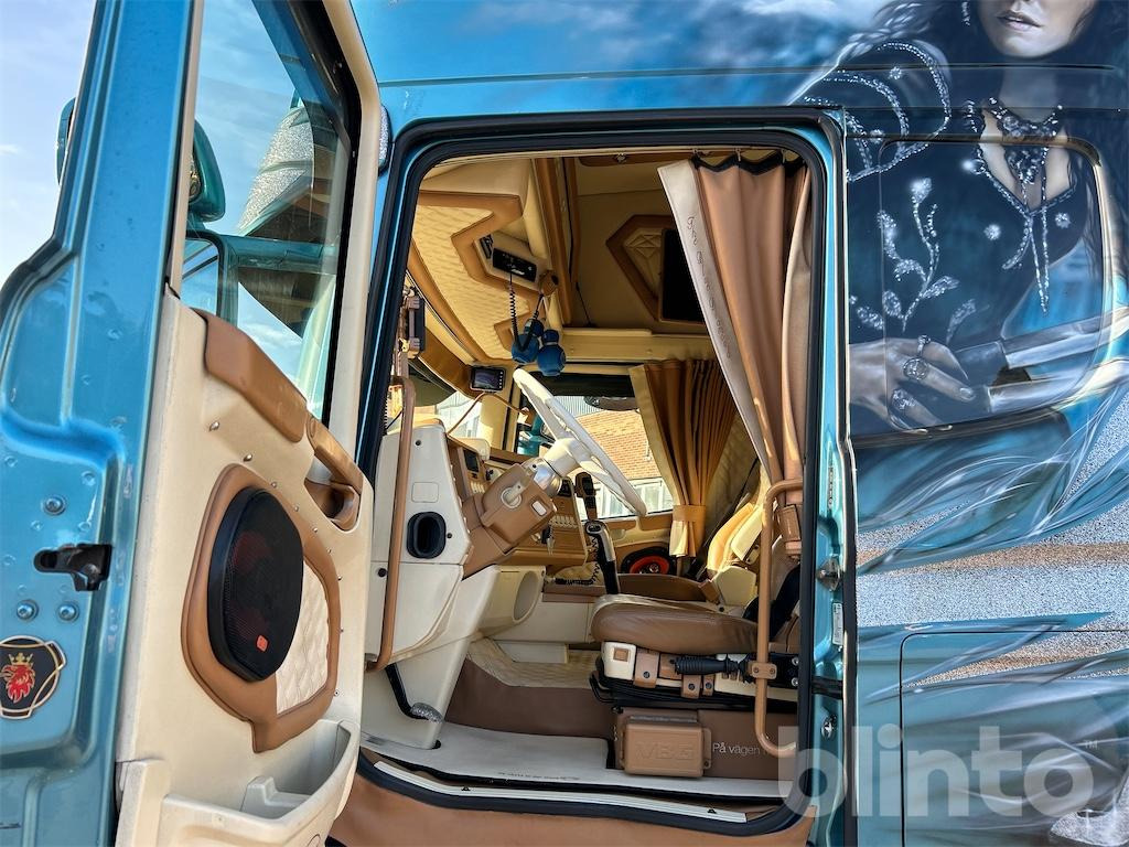 Abrollkipper SCANIA R560LB 8X4 med HIAB 24T krok