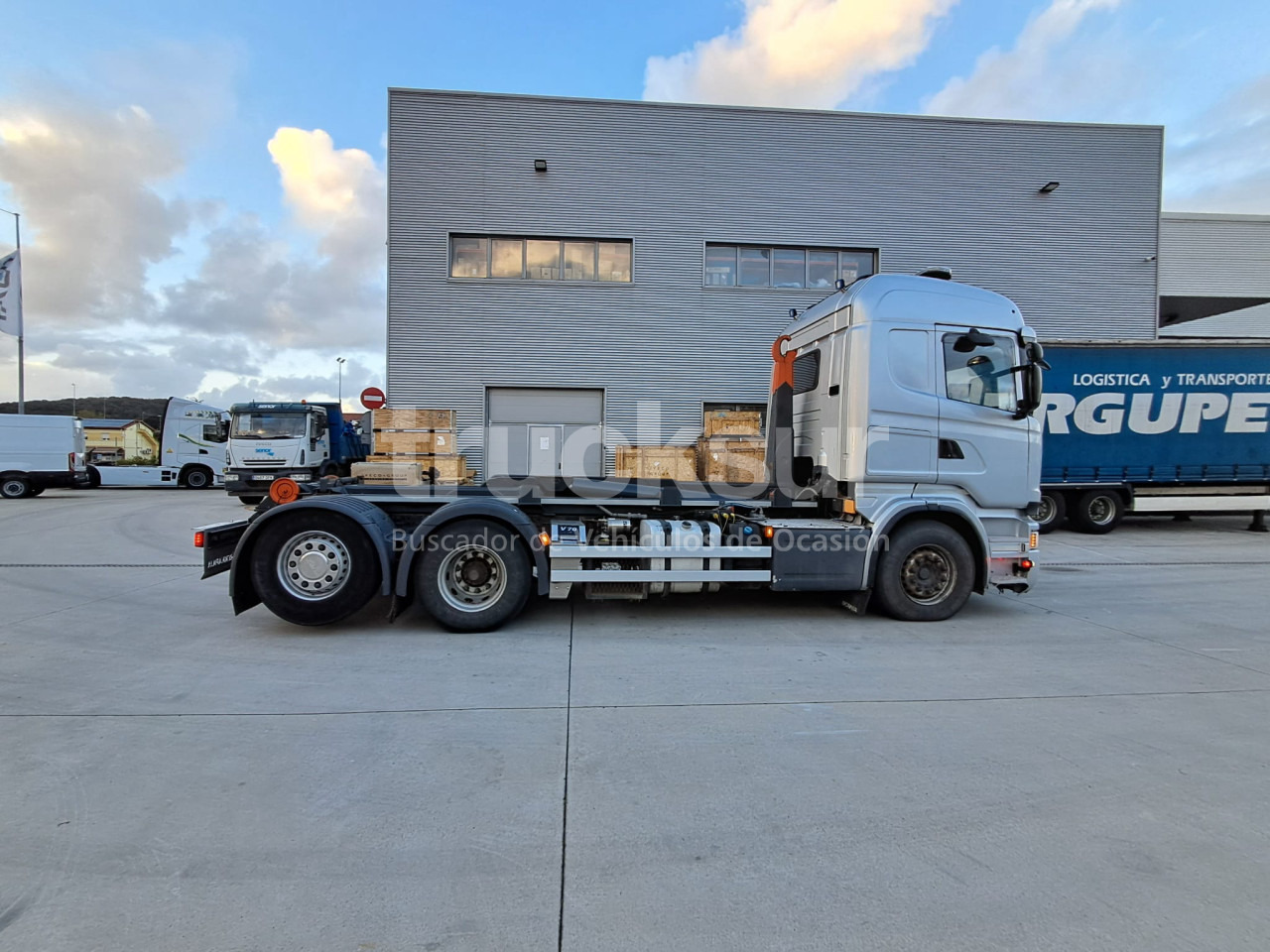 Abrollkipper SCANIA R580.26 ejes 6x2*4