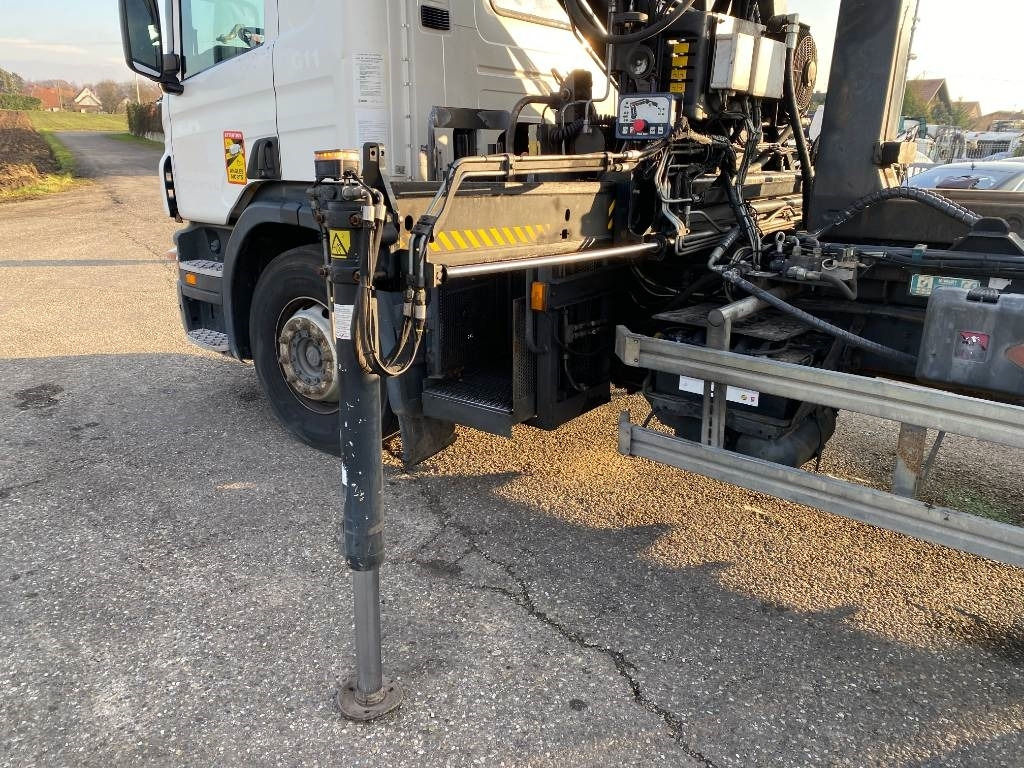 Abrollkipper Scania P360/HYVALIFT/HIAB 144B a réparer