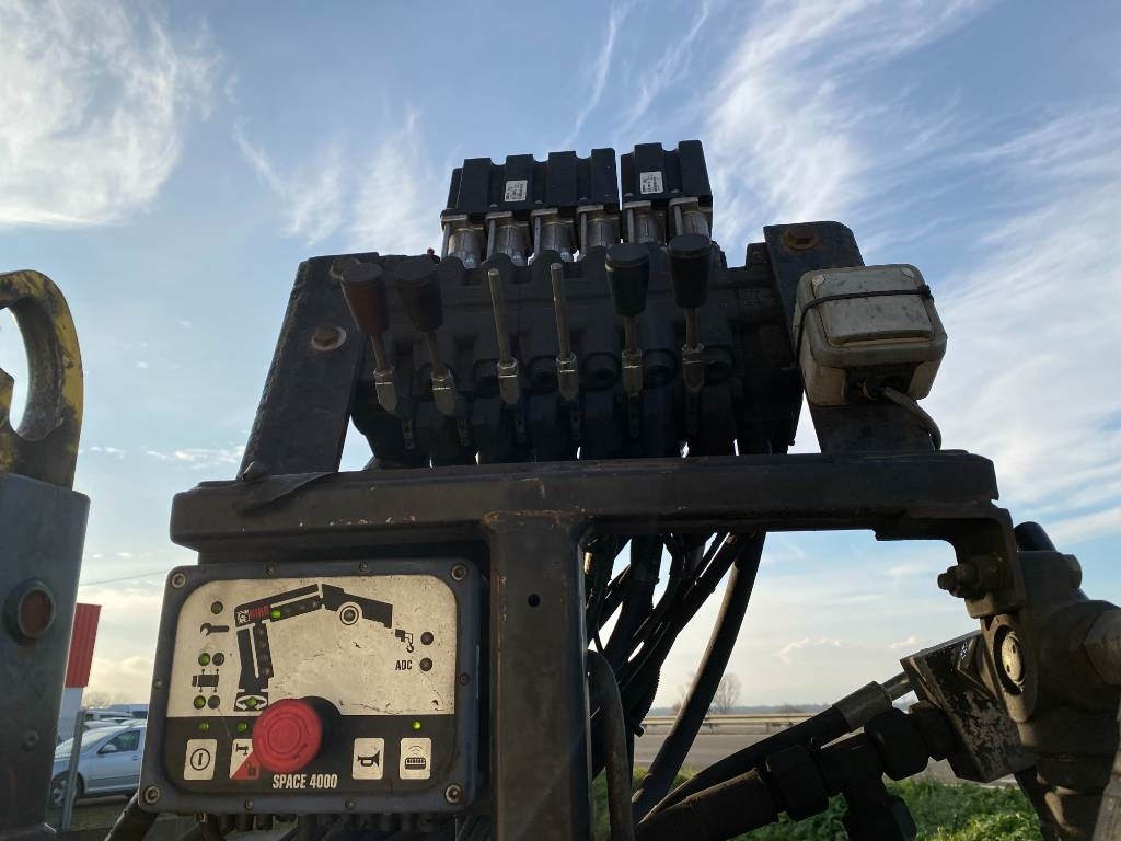 Abrollkipper Scania P360/HYVALIFT/HIAB 144B a réparer