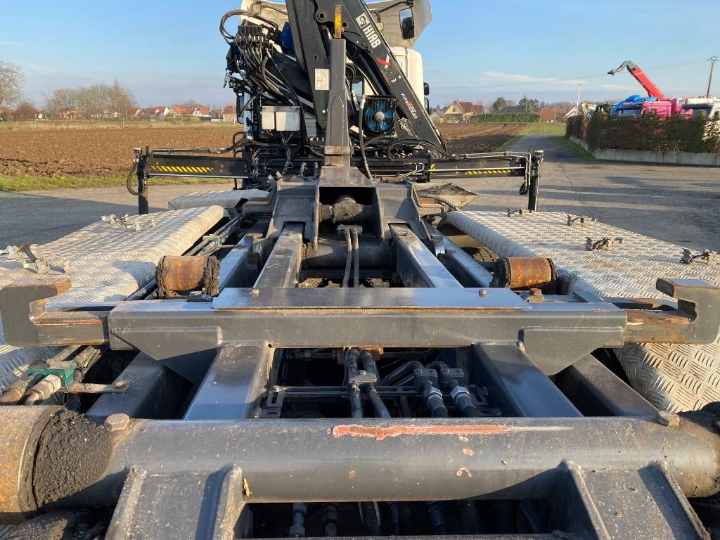 Abrollkipper Scania P360/HYVALIFT/HIAB 144B a réparer