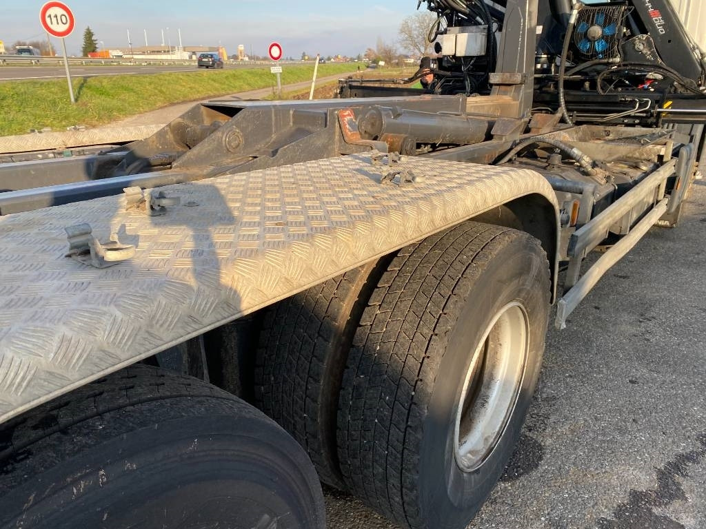 Abrollkipper Scania P360/HYVALIFT/HIAB 144B a réparer