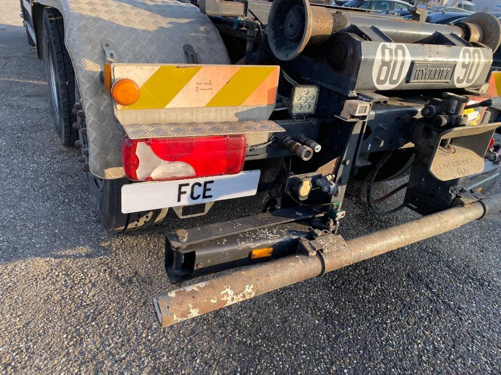 Abrollkipper Scania P360/HYVALIFT/HIAB 144B a réparer