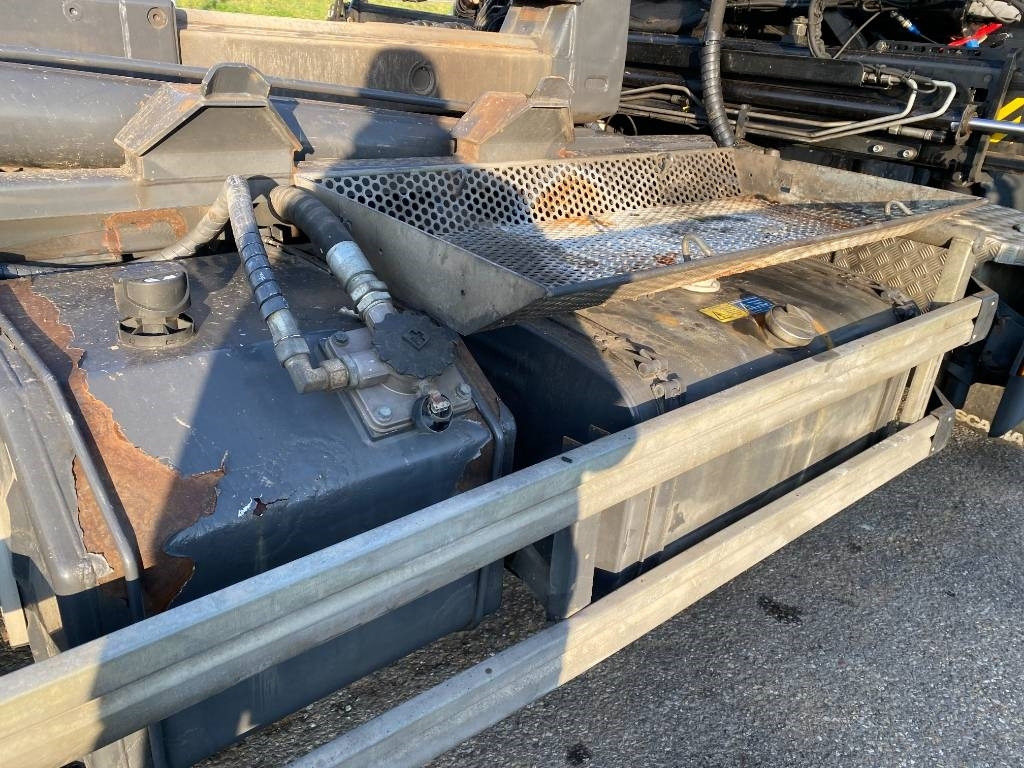 Abrollkipper Scania P360/HYVALIFT/HIAB 144B a réparer