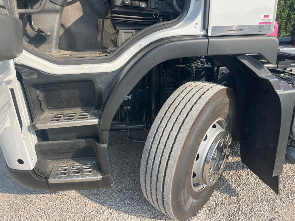Abrollkipper VOLVO FM9 SCARRABILE
