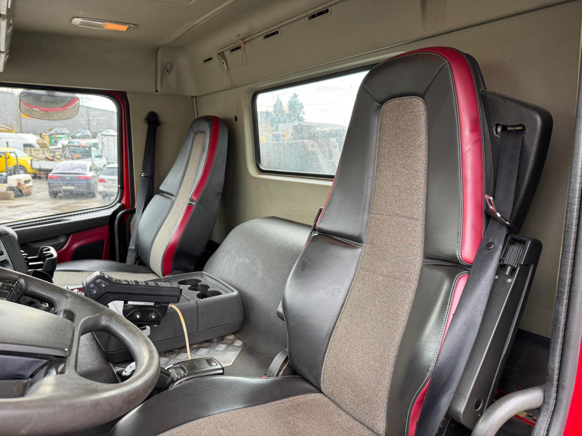 Abrollkipper VOLVO FMX-500 8x4 Tridem Hiab 26T