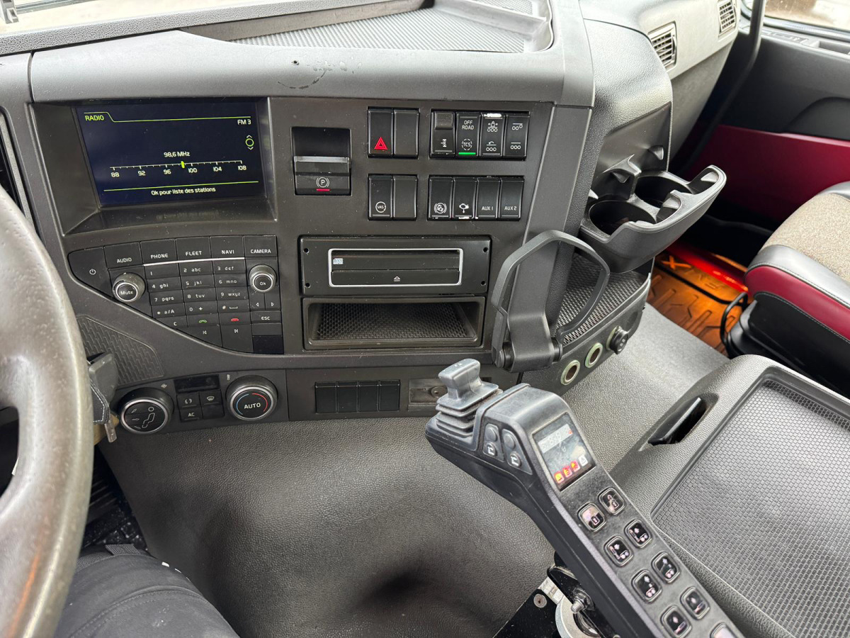 Abrollkipper VOLVO FMX-500 8x4 Tridem Hiab 26T