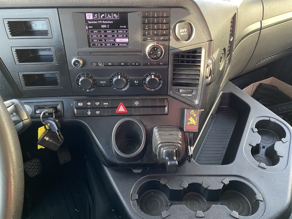 Kipper Mercedes-Benz 1832 4x2 / Fassi Kran