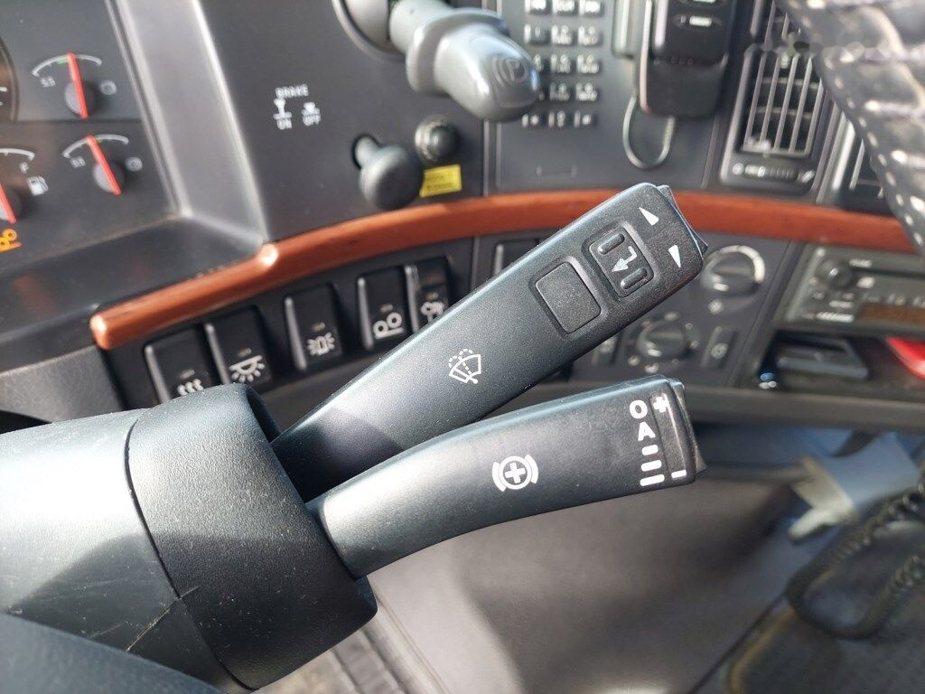 Kipper Volvo FH 440 6X2 R - demontáž hydraulické ruky