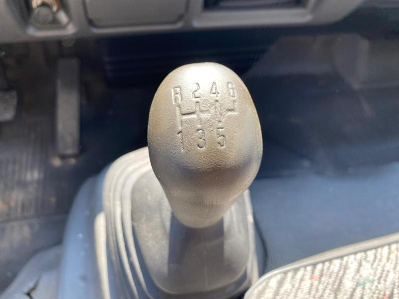 Koffer LKW ISUZU Camion SÉRIE N AVEC 2 STRUCTURES CHAPITEAUX