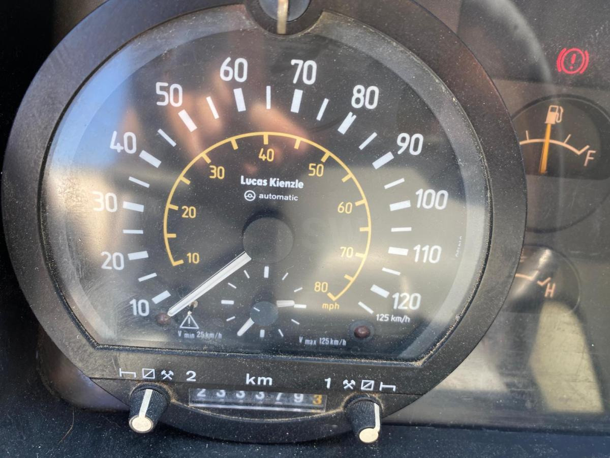 Koffer LKW ISUZU Camion SÉRIE N AVEC 2 STRUCTURES CHAPITEAUX