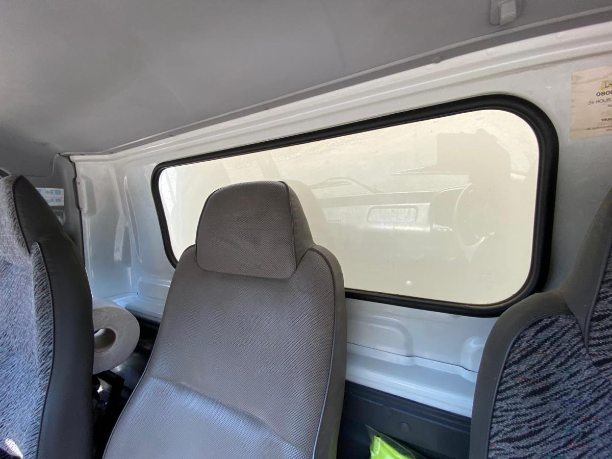 Koffer LKW ISUZU Camion SÉRIE N AVEC 2 STRUCTURES CHAPITEAUX