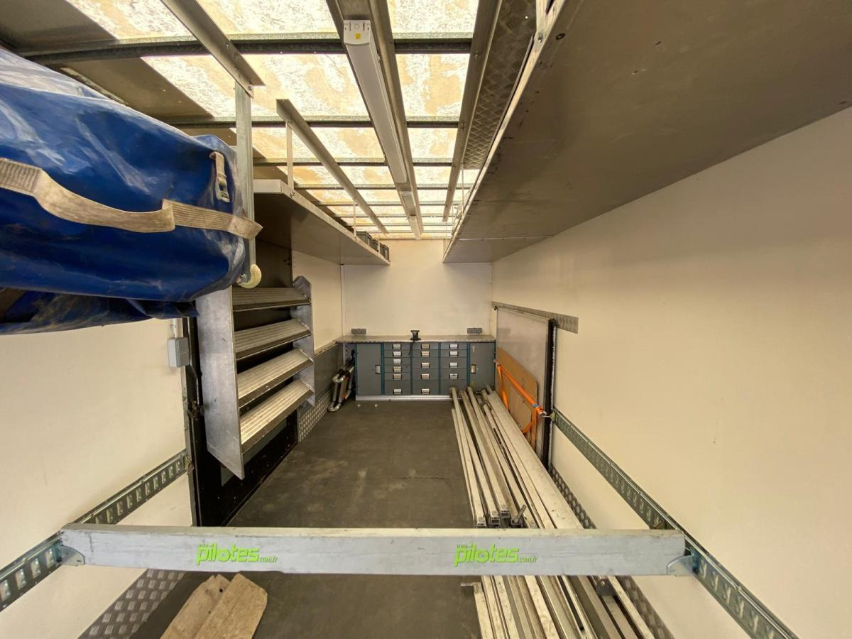 Koffer LKW ISUZU Camion SÉRIE N AVEC 2 STRUCTURES CHAPITEAUX