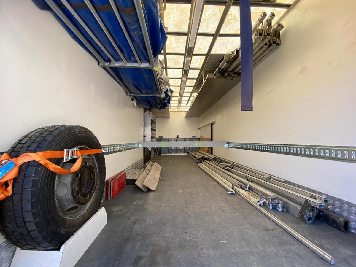 Koffer LKW ISUZU Camion SÉRIE N AVEC 2 STRUCTURES CHAPITEAUX