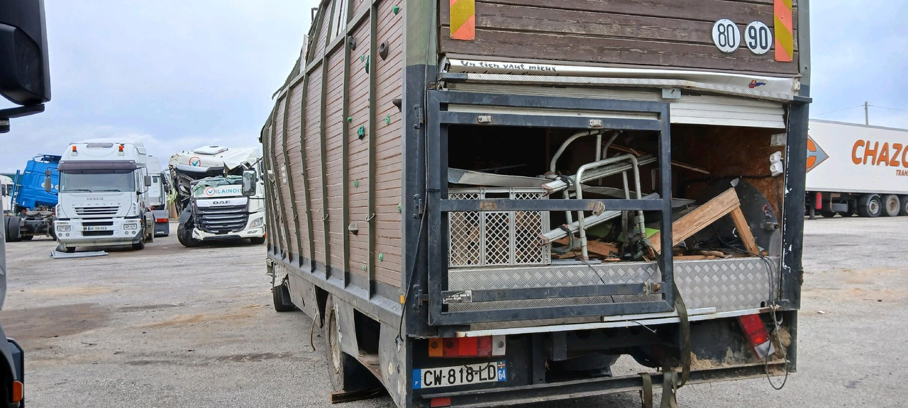 Pferdetransporter RENAULT M180 PORTEUR BETAILLERE