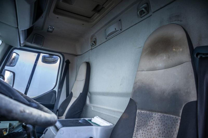 Tankwagen Renault PREMIUM 320 DXI+CITERNE ALIMENTAIRE ( engine problem)