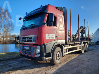 Holztransporter, Autokran Volvo FH16: das Bild 1