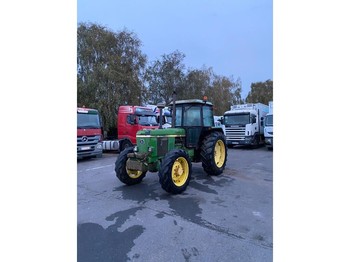 Traktor John Deere 3040: das Bild 1
