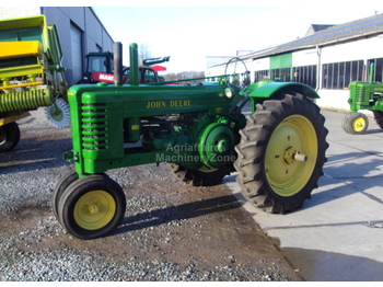 Traktor John Deere A: das Bild 1