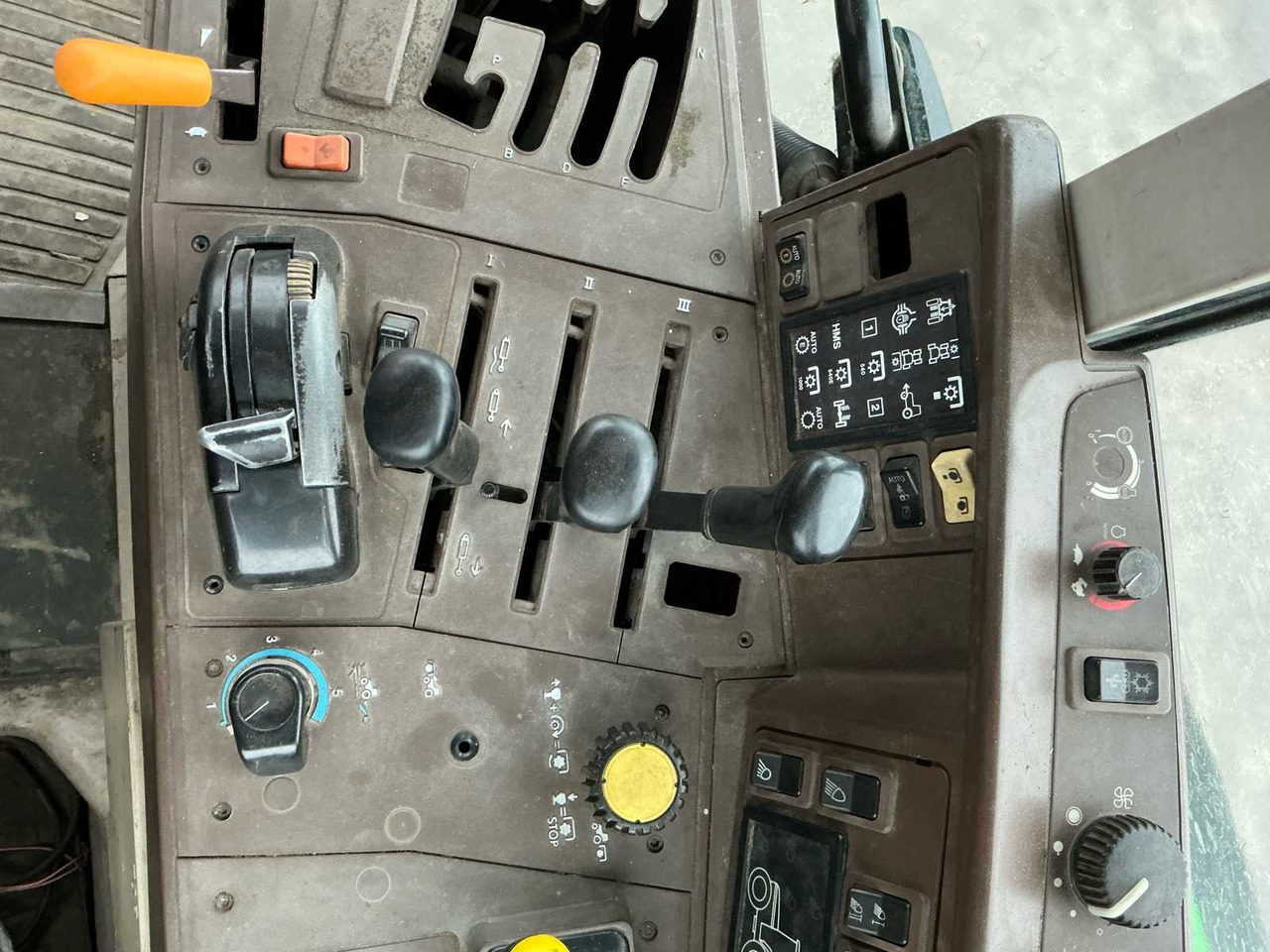 Traktor 2002 JOHN DEERE 6820 4WD TRACTOR