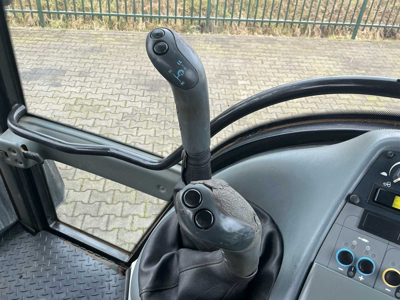 Traktor 2004 VALTRA T120 ALL-WHEEL DRIVE FARM TRACTOR