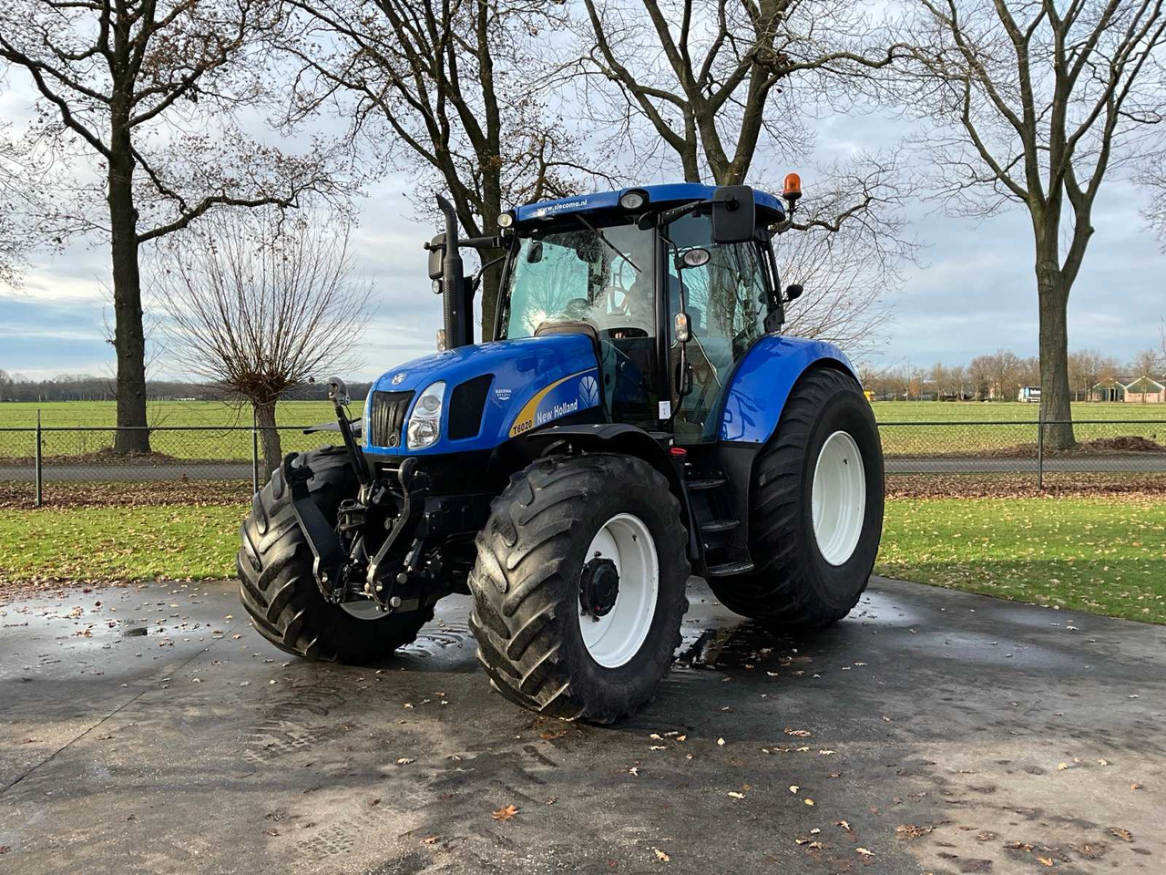 Traktor 2011 NEW HOLLAND T6020 ELITE FOUR WHEEL DRIVE FARM TRACTOR
