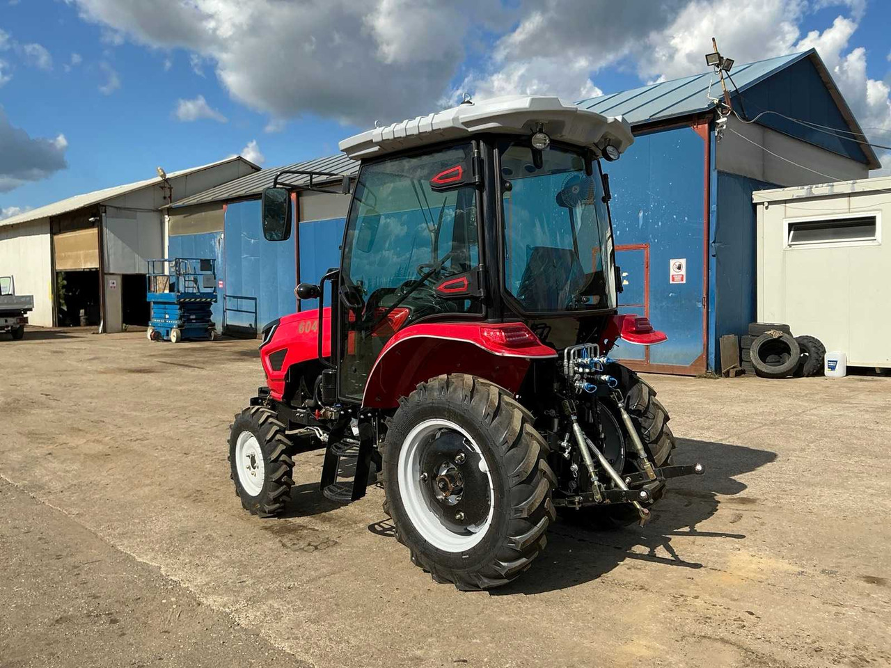 Traktor - 604 - 4-WHEEL DRIVE TRACTOR - 2025