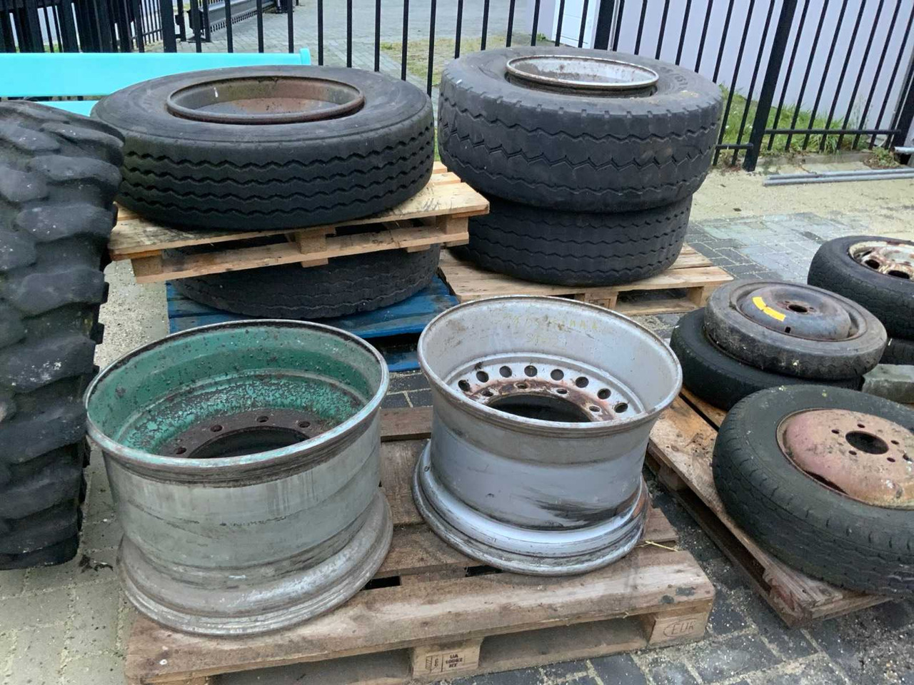 Traktor BATCH (TRUCK) TIRES AND RIMS