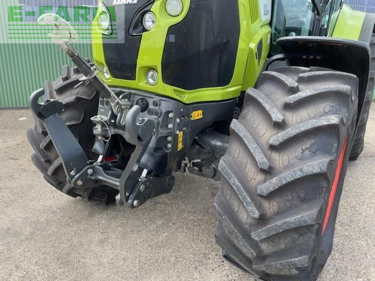 Traktor CLAAS AXION 870