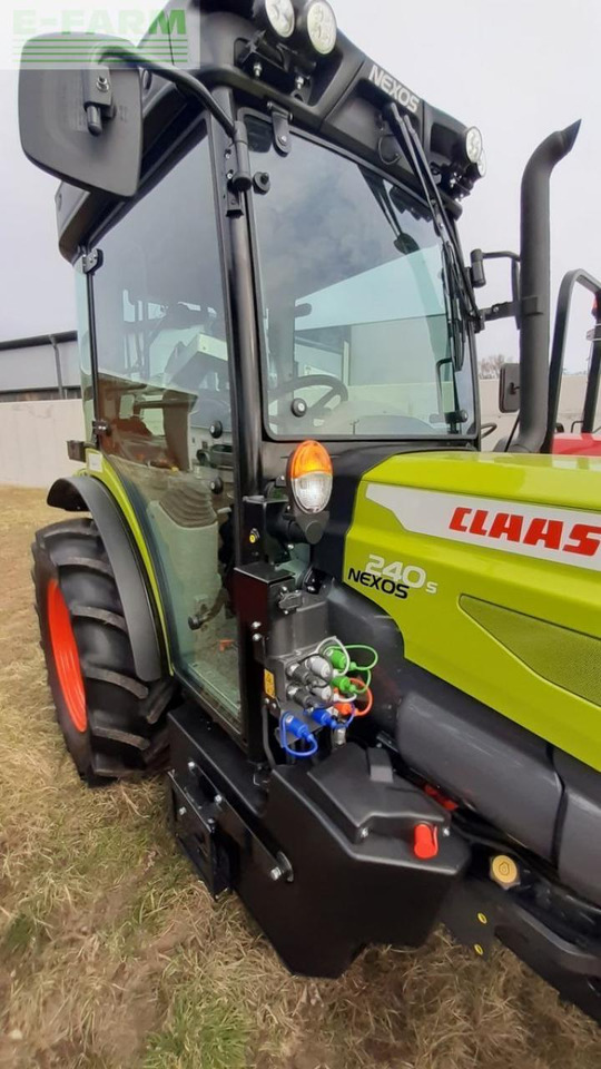 Traktor CLAAS nexos 240s
