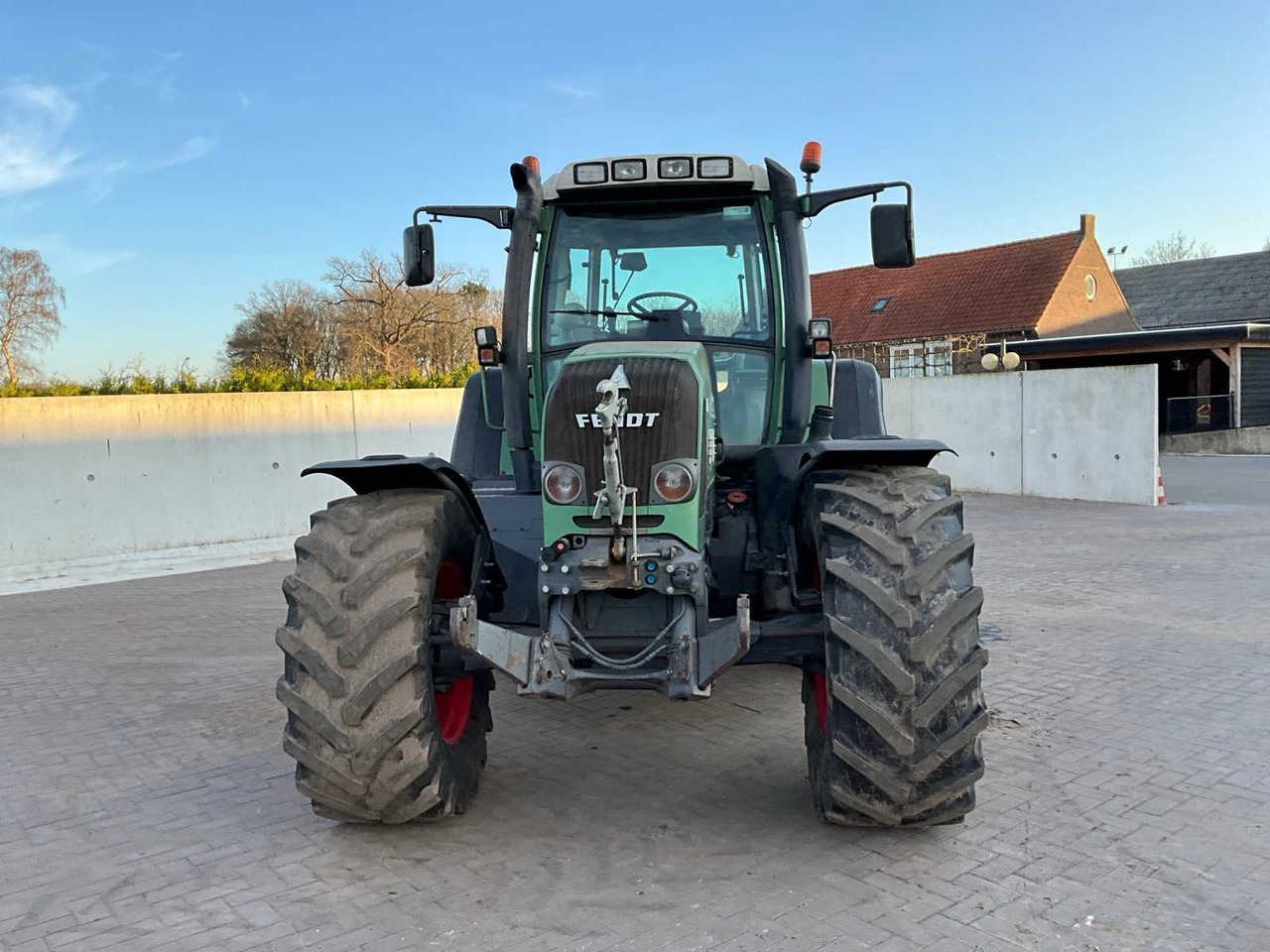 Traktor FENDT FOUR-WHEEL DRIVE AGRICULTURAL TRACTOR