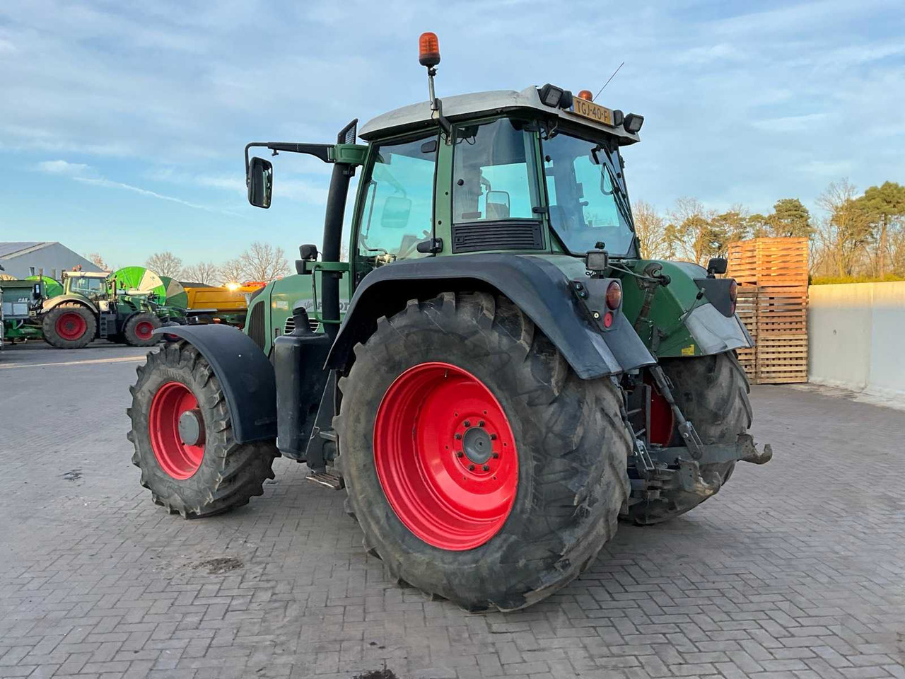 Traktor FENDT FOUR-WHEEL DRIVE AGRICULTURAL TRACTOR