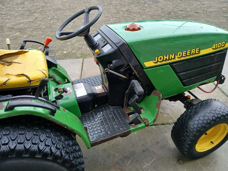 Traktor John Deere 4100