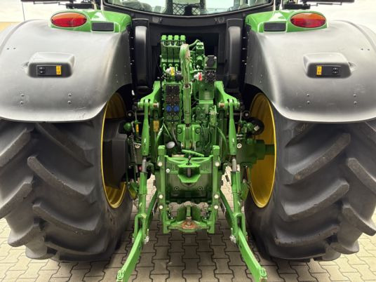 Traktor John Deere 6r215