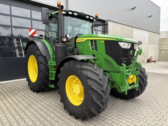 Traktor John Deere 6r215