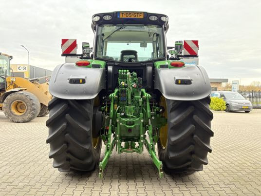 Traktor John Deere 6r215