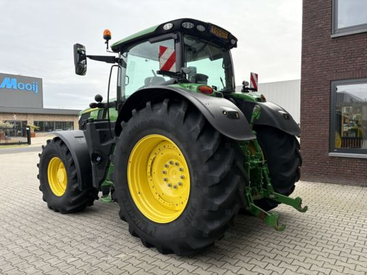 Traktor John Deere 6r215