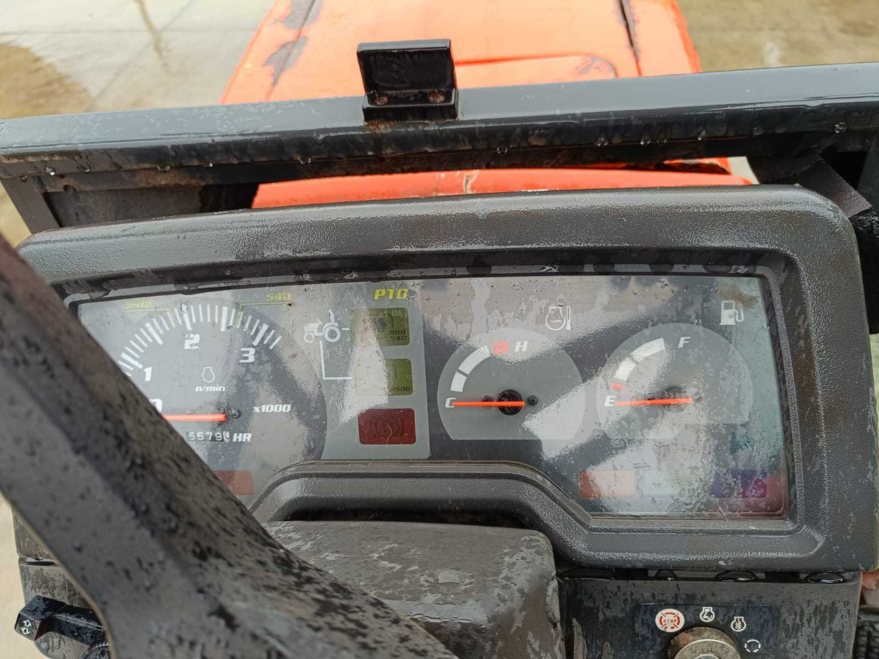 Traktor KUBOTA - STV40 - 4-WHEEL DRIVE TRACTOR