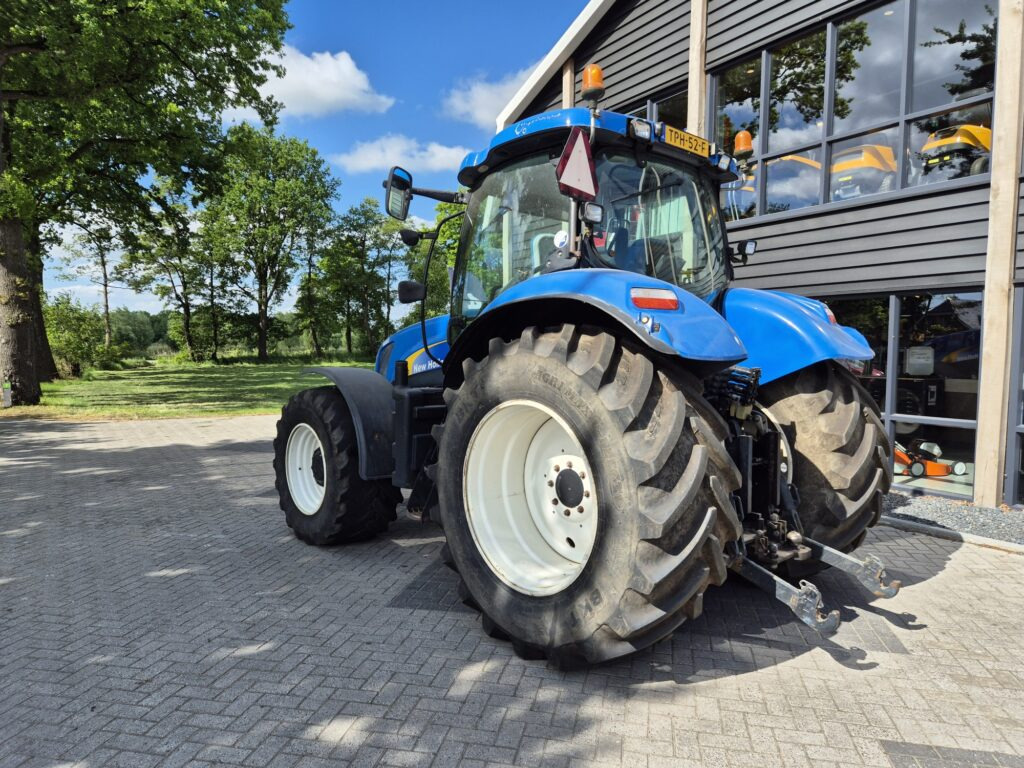 Traktor NEW HOLLAND T6080