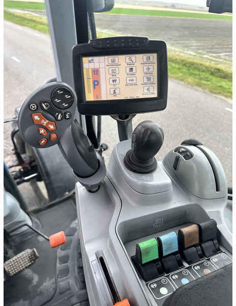 Traktor New Holland T6080