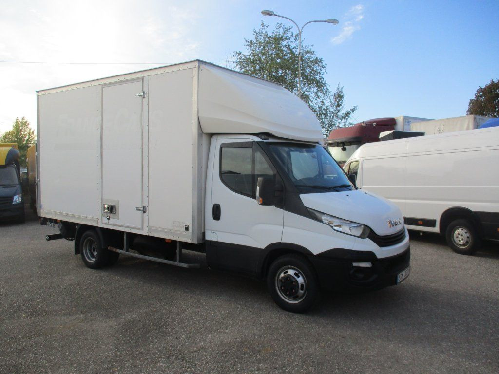 Koffer Transporter Iveco Daily 35C16 mit LBW