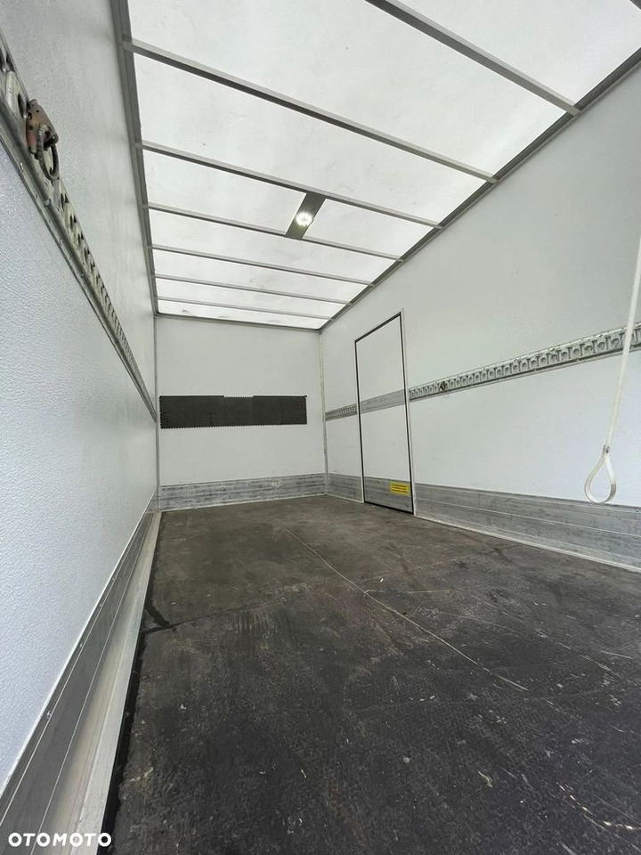 Koffer Transporter Iveco Daily 35S18H Container mit 8 Paletten und einem 750-kg-Aufzug