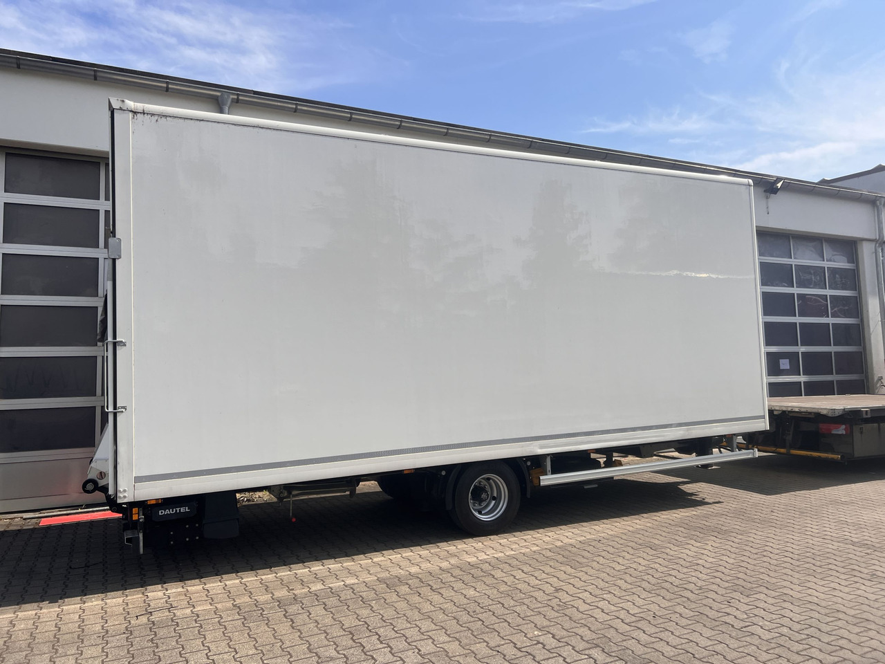 Ackermann Z-KA-F10.5/7,5 1 Achs Kofferanhänger mit Ladebordwand 10,5 t GG - Koffer Anhänger: das Bild 5 Ackermann Z-KA-F10.5/7,5 1 Achs Kofferanhänger mit Ladebordwand 10,5 t GG - Koffer Anhänger: das Bild 5