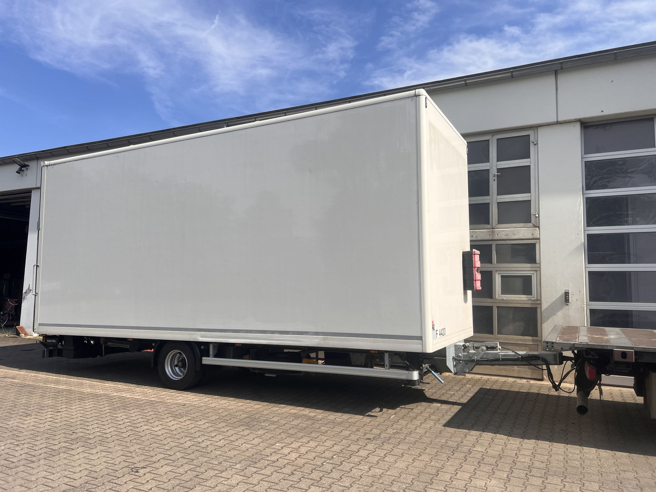 Ackermann Z-KA-F10.5/7,5 1 Achs Kofferanhänger mit Ladebordwand 10,5 t GG - Koffer Anhänger: das Bild 3 Ackermann Z-KA-F10.5/7,5 1 Achs Kofferanhänger mit Ladebordwand 10,5 t GG - Koffer Anhänger: das Bild 3